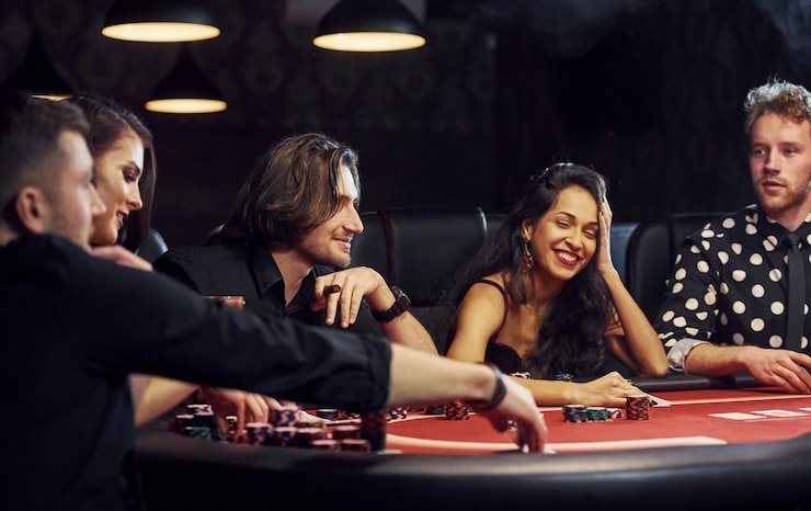 Tabel strategi dasar Blackjack ditampilkan di layar ponsel live macau